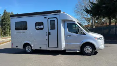 2024 Pleasure Way Plateau XLTS photo 10