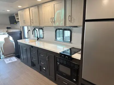 2027 Winnebago Suncruiser photo 22