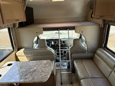2018 Thor Motor Coach Four Winds photo 34