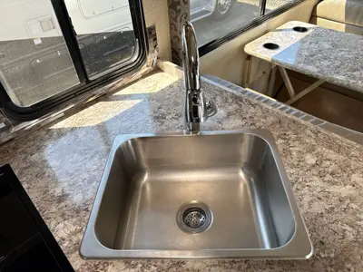 2018 Thor Motor Coach Four Winds photo 28
