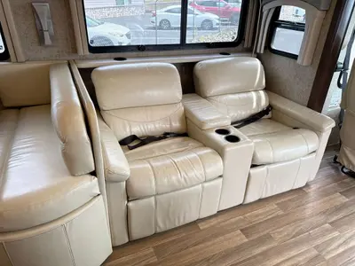 2017 Thor Motor Coach Miramar photo 8