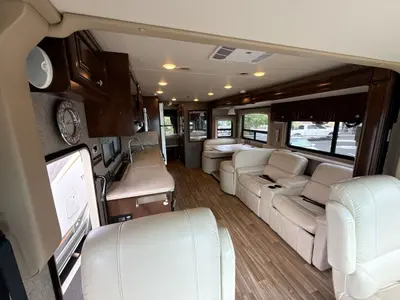 2017 Thor Motor Coach Miramar photo 21