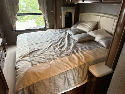 2017 Thor Motor Coach Miramar photo 18
