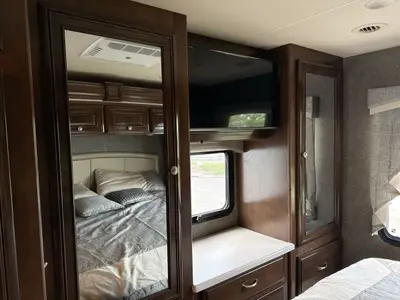 2017 Thor Motor Coach Miramar photo 19