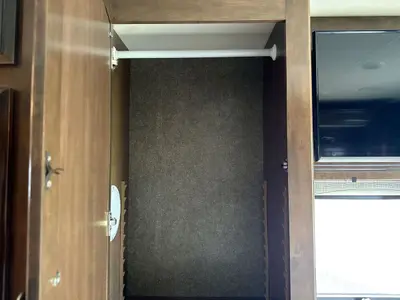 2017 Thor Motor Coach Miramar photo 9
