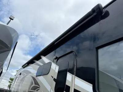 2017 Thor Motor Coach Miramar photo 4