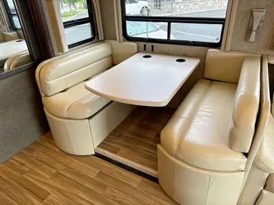 2017 Thor Motor Coach Miramar photo 20
