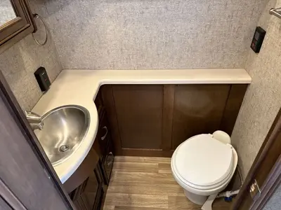 2017 Thor Motor Coach Miramar photo 16