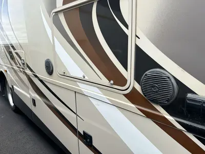 2017 Thor Motor Coach Miramar photo 5