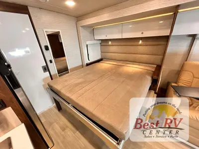 2025 Winnebago Navion photo 40