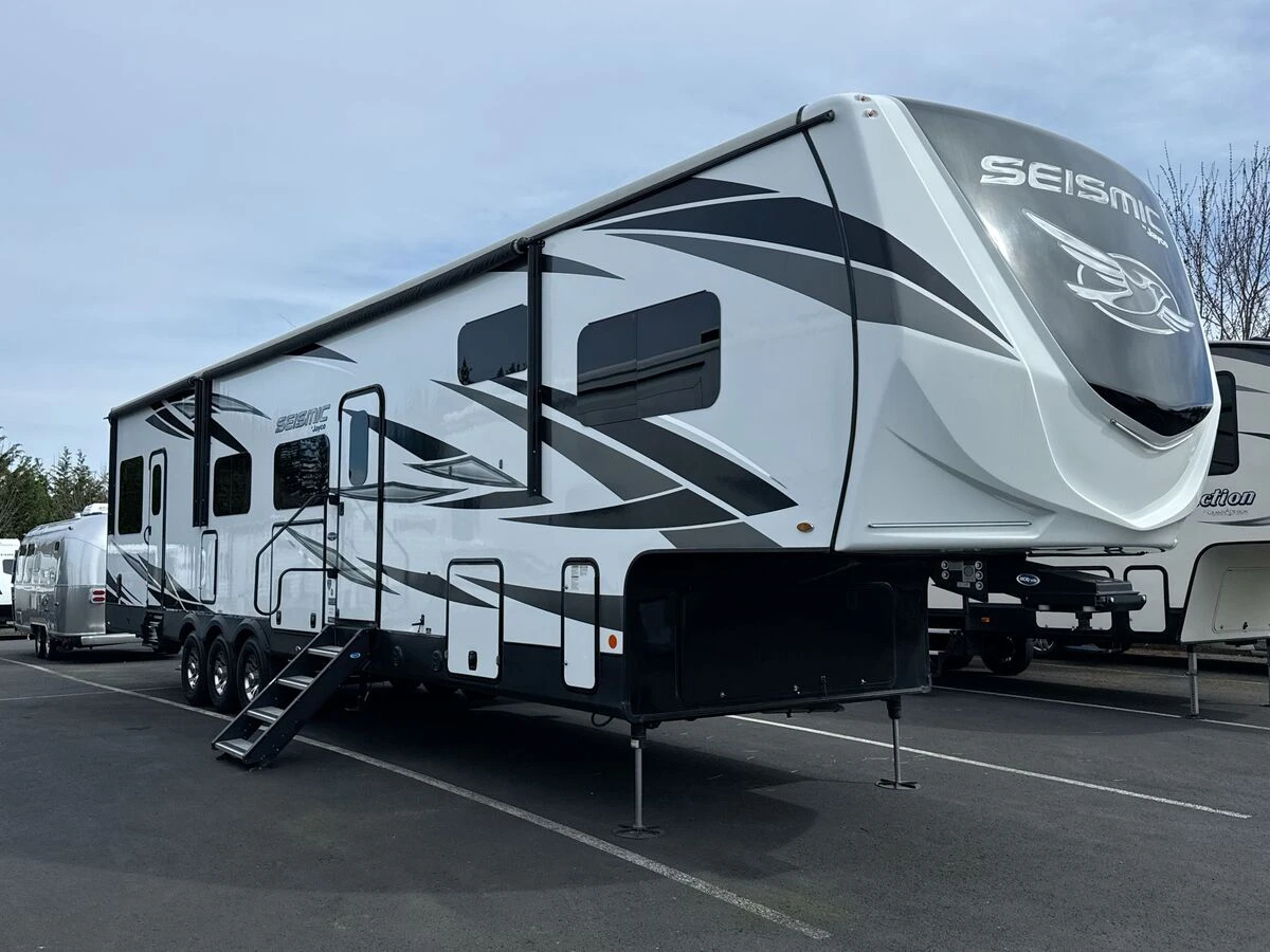 2020 Jayco Seismic exterior