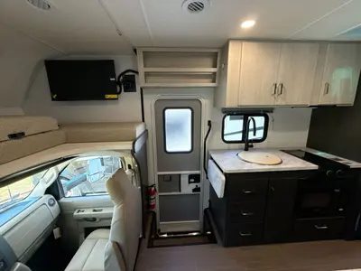 2027 Winnebago Suncruiser photo 13