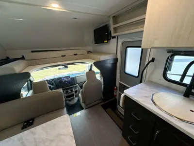 2027 Winnebago Suncruiser photo 12