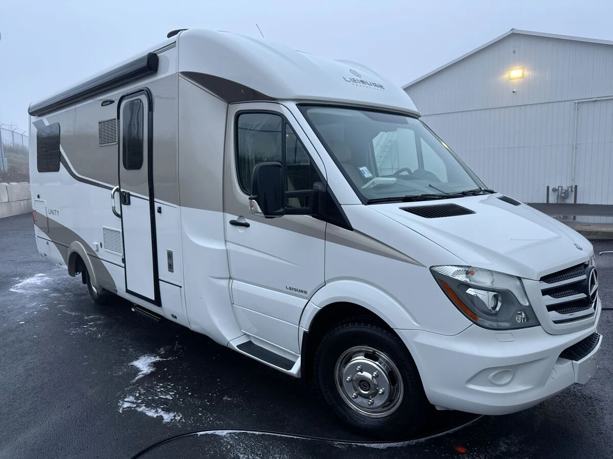 2016 Leisure Travel Unity exterior