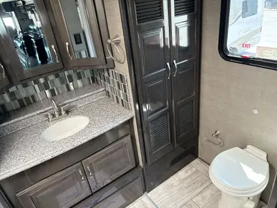 2018 American Coach American Revolution SE photo 23