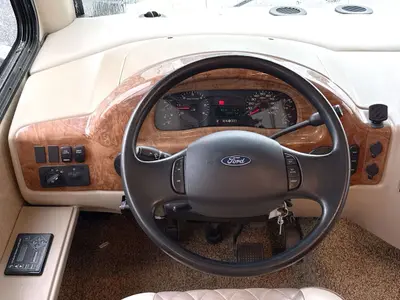 2015 Thor Motor Coach Hurricane photo 24