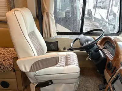 2015 Thor Motor Coach Hurricane photo 21
