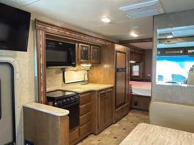 2015 Thor Motor Coach Hurricane photo 29