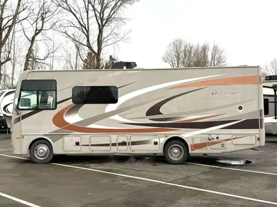 2015 Thor Motor Coach Hurricane photo 6