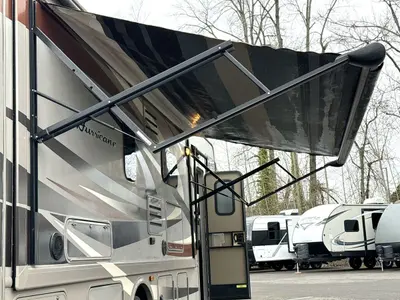 2015 Thor Motor Coach Hurricane photo 17