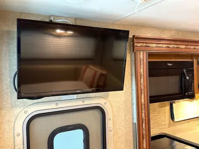 2015 Thor Motor Coach Hurricane photo 37