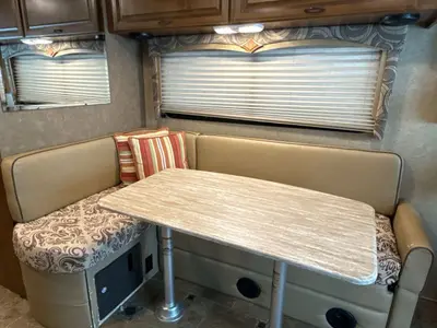 2015 Thor Motor Coach Hurricane photo 50