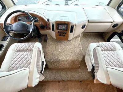 2015 Thor Motor Coach Hurricane photo 44
