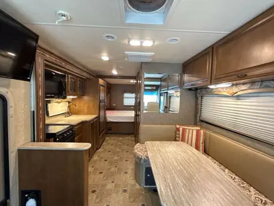 2015 Thor Motor Coach Hurricane photo 45