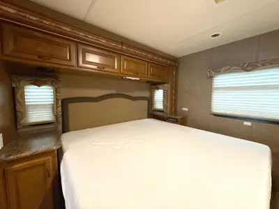 2015 Thor Motor Coach Hurricane photo 39