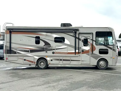 2015 Thor Motor Coach Hurricane photo 10