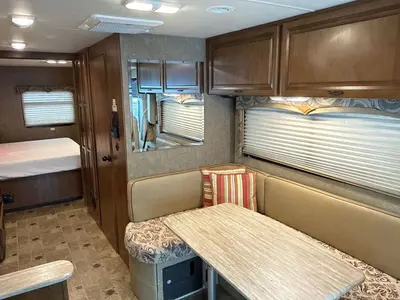2015 Thor Motor Coach Hurricane photo 30