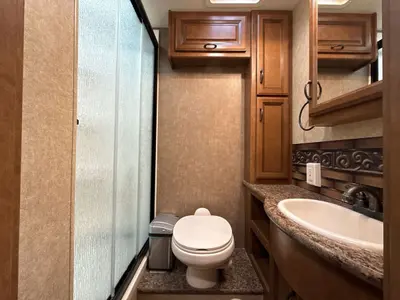 2015 Thor Motor Coach Hurricane photo 40
