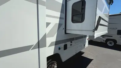 2027 Winnebago Suncruiser photo 10