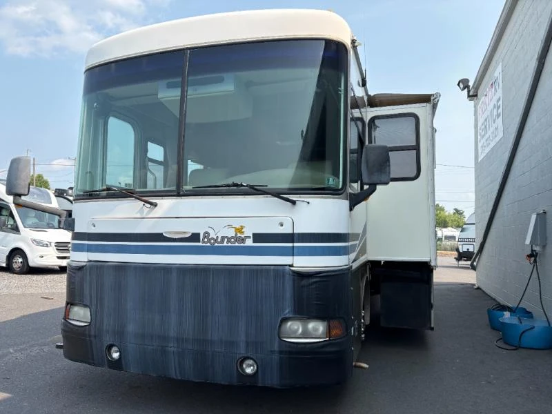 2003 Fleetwood Bounder Diesel exterior