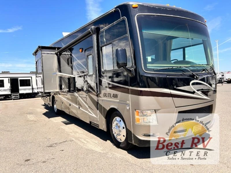 2013 Thor Motor Coach Outlaw exterior