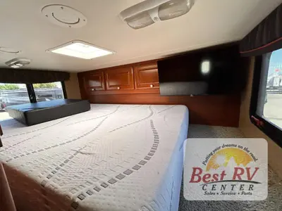 2013 Thor Motor Coach Outlaw photo 44