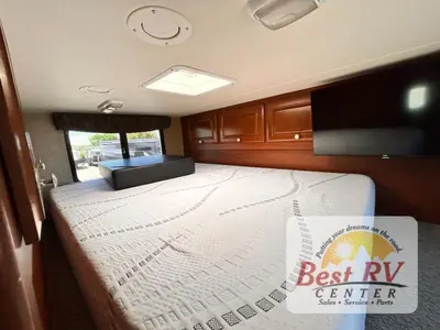 2013 Thor Motor Coach Outlaw photo 43