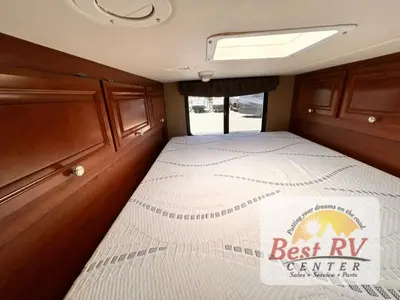 2013 Thor Motor Coach Outlaw photo 46