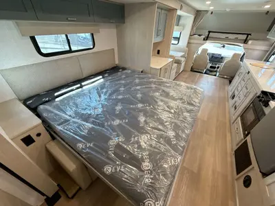 2027 Winnebago Suncruiser photo 43