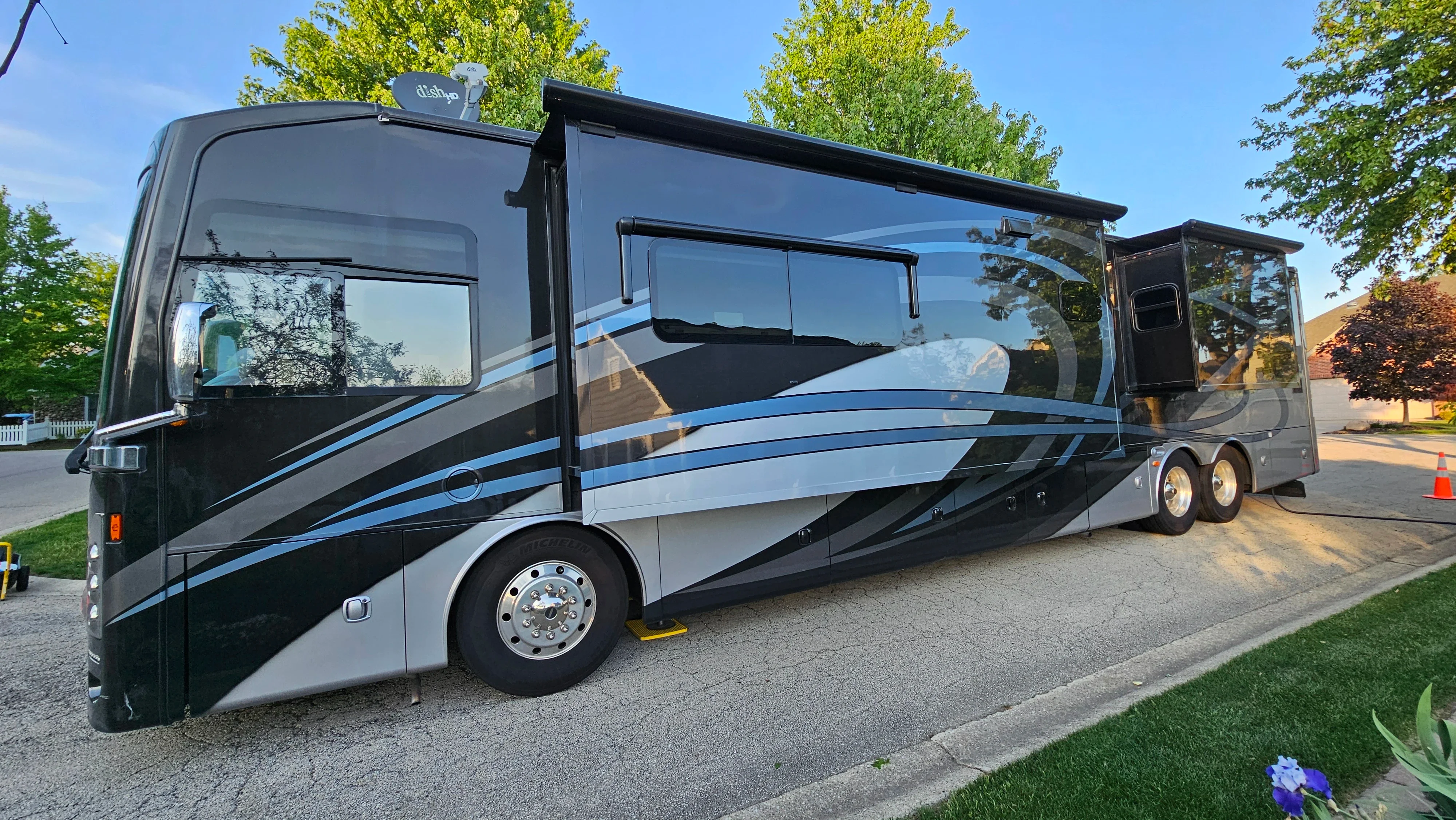 2016 THOR MOTOR COACH TUSCANY exterior