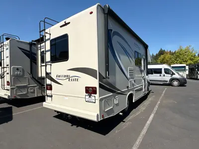 2019 Thor Motor Coach Freedom Elite photo 9