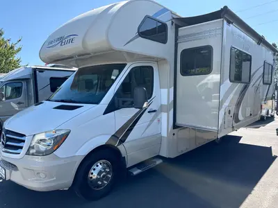 2019 Thor Motor Coach Freedom Elite photo 5