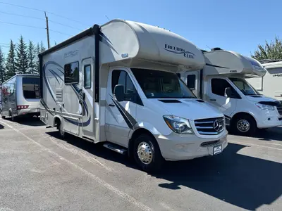 2019 Thor Motor Coach Freedom Elite photo 3