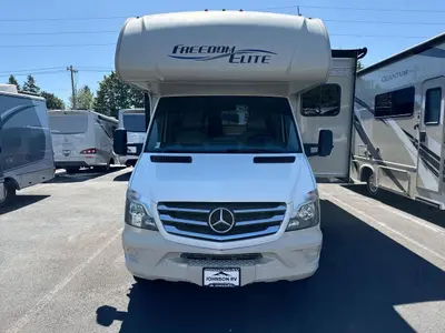 2019 Thor Motor Coach Freedom Elite photo 4