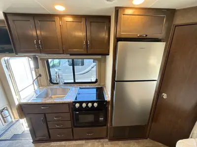 2019 Thor Motor Coach Freedom Elite photo 28