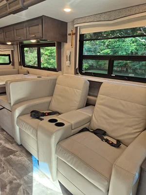 2023 THOR MOTOR COACH CHALLENGER photo 12