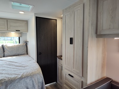 2023 FOREST RIVER SUNSEEKER photo 4