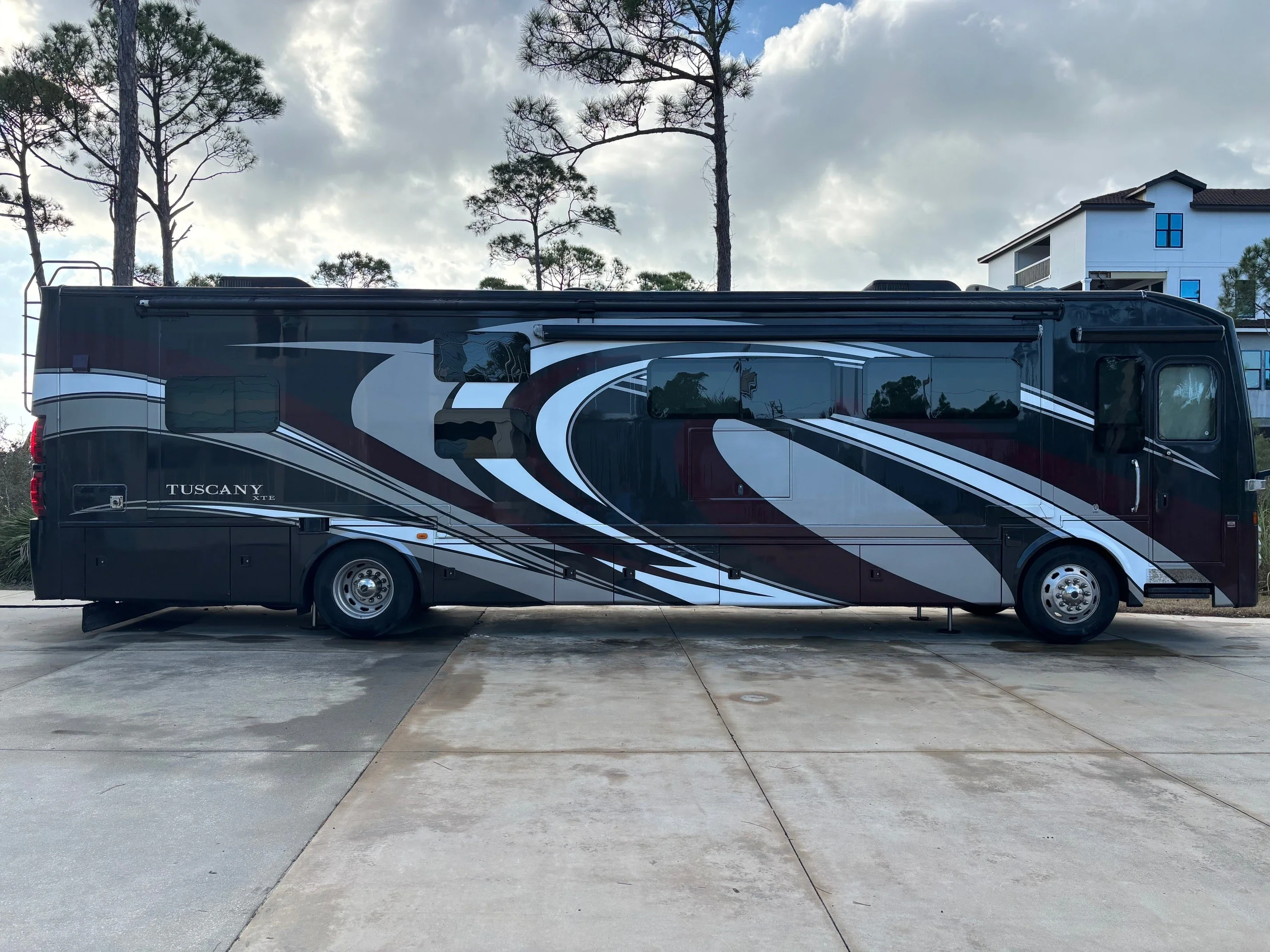 2016 THOR MOTOR COACH TUSCANY XTE exterior