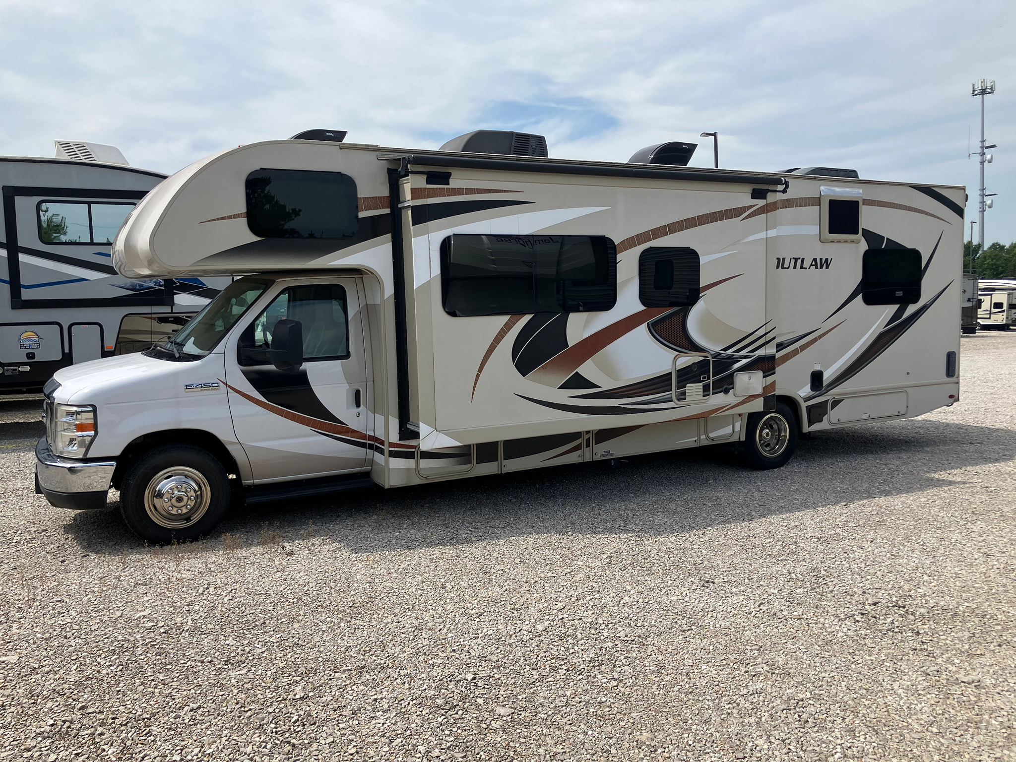 2018 THOR MOTOR COACH OUTLAW exterior