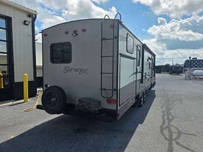 2017 FOREST RIVER SURVEYOR photo 3